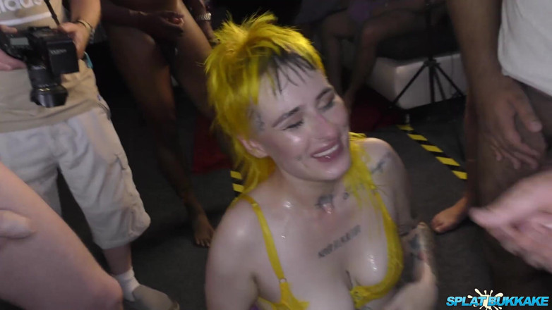 100% Amateur Gangbang and Bukkake from the UK!: Lana Banana, salope punk excitée, prend d'excellents éjacs faciales