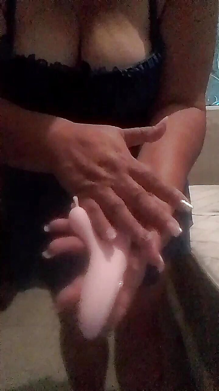 Gloryhot69: チンポを熱望する変態熟女のタイトなマンコのディルド