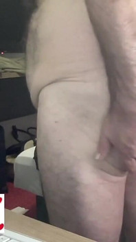 Karl l’entraîneur trémousse son cul blanc