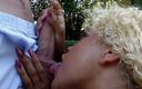 Teens Get it Hard: Une étudiante blonde noire se fait baiser dans la nature