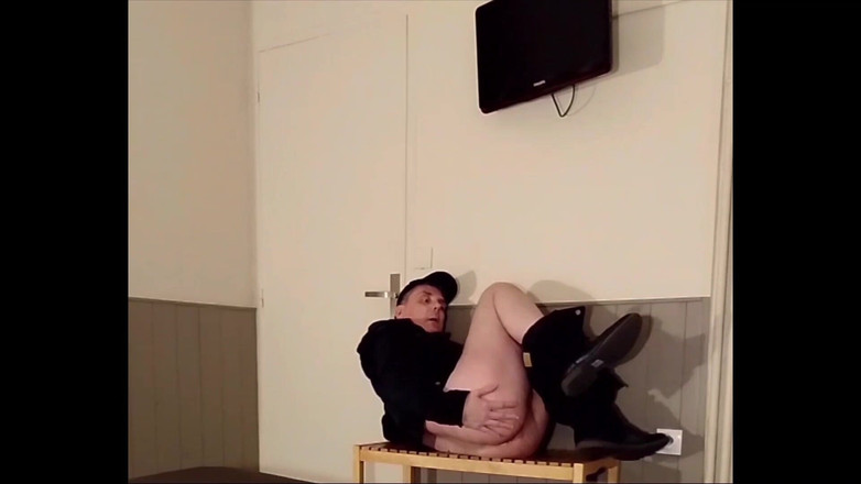 Joy Stardust: Branlette Et Exposition De Cul Sur Un Banc