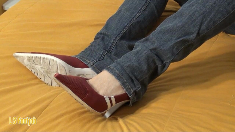 Footjob life style: Amateur Wife in French Toes Footjob POV