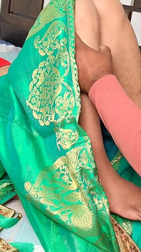 Komal se preparou e sentou para seu marido