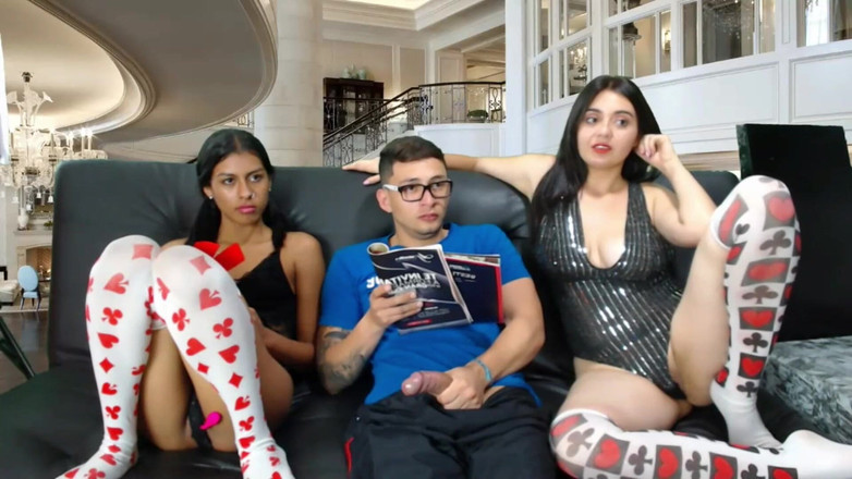 Teen amateur Latinas: 배다른 아들 앞에서 새엄마의 보지를 핥는 의붓딸