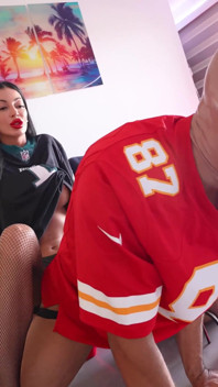 Xxl Strapon dominerar Chiefs tight-end in i en fitta Licker