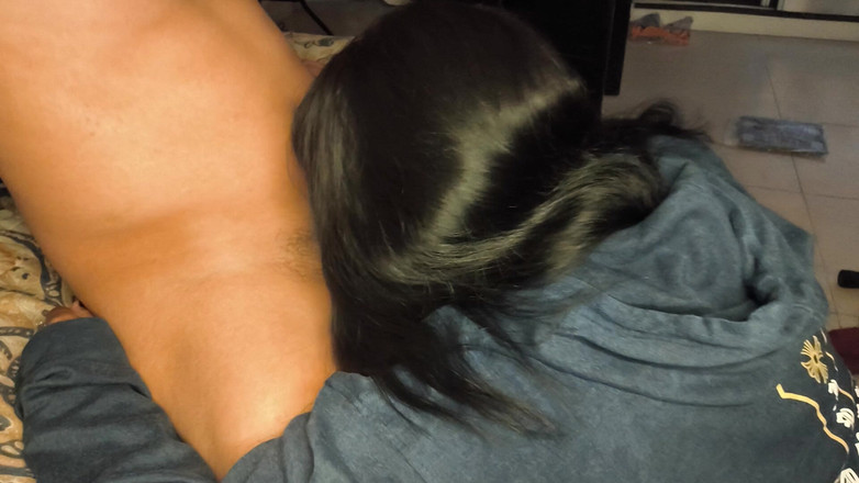 Moo DBOXXX: 我的岳母喜欢整天吮吸我的鸡巴，她从她的丈夫偷偷地来看我