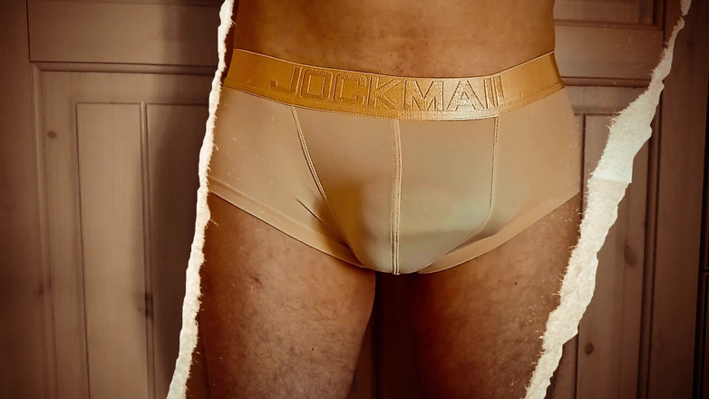 TheOldBigThing: Sentuh terluar di tempat awam. Alatnya berdenyut apabila dia memunggah...