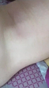 Ich sehe den dicken arsch meiner freundin in ihrem schlafzimmer und ich bin aufgeregt, meinen großen schwanz darin zu stecken