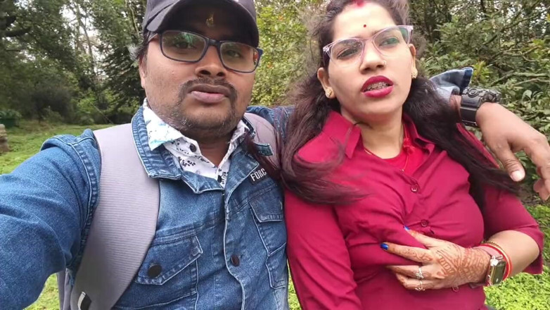 Sona bhabhi: Hintli desi kız ormanda erkek arkadaşı tarafından öpüşme sahneleri ve göğüslerini...