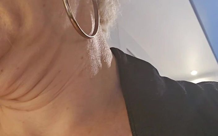 Sofy13: 休暇中、私はボートで私のお尻を激しくファックする見知らぬ人を探しています