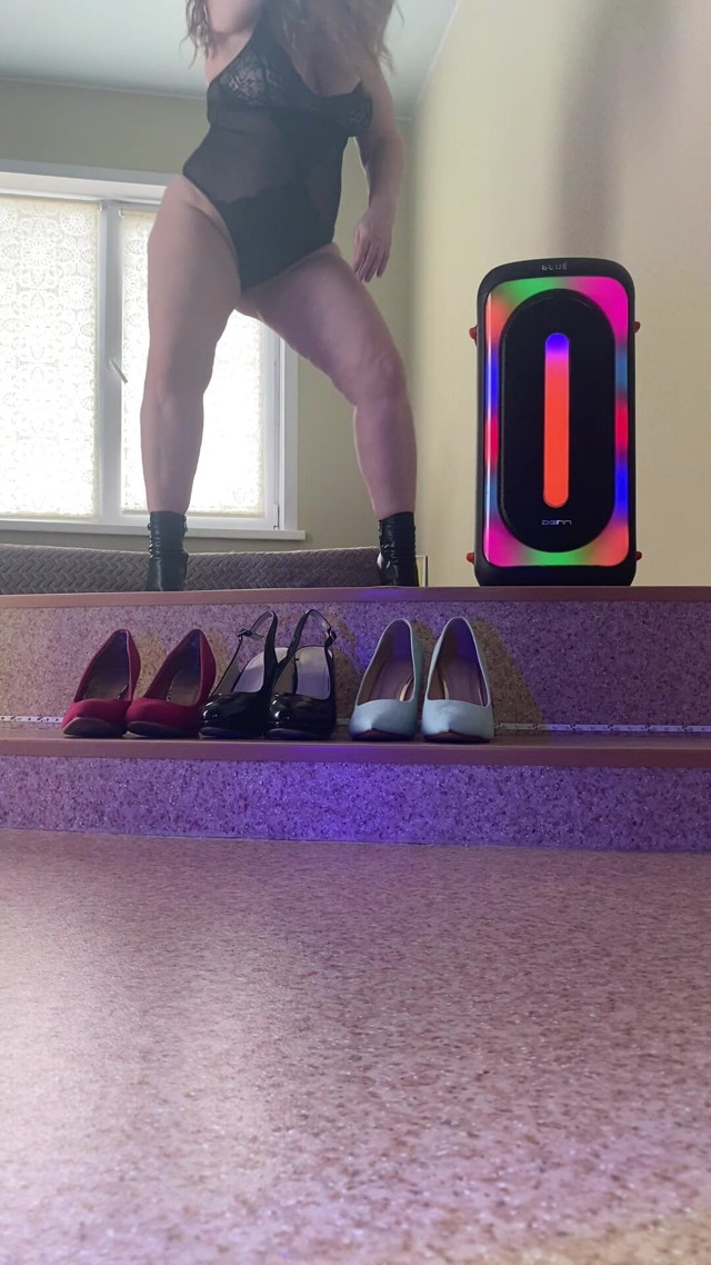 Shoes Show (Vikki Georgia)