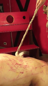 BDSM absolu - bâillon dans la bouche, bite dans le cul