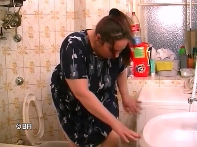 Mature Babes: Old fat slut piss