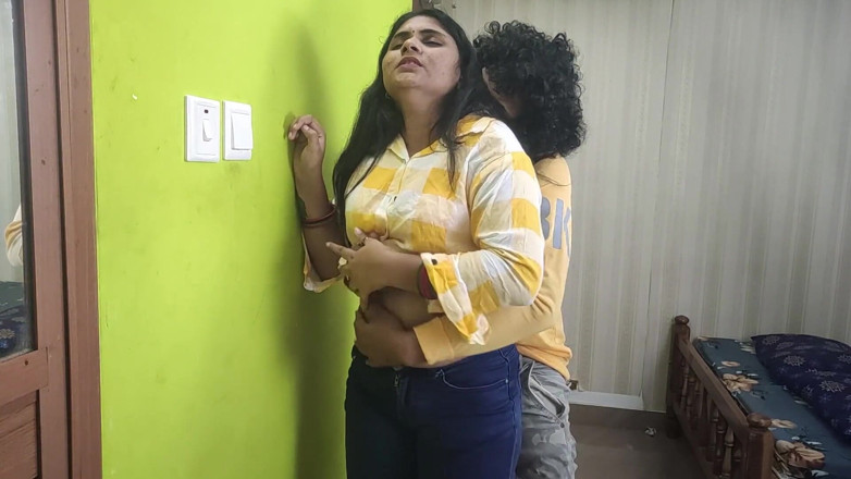 Vaigavarun45: Une demi-sœur sexy se fait sucer les seins et lécher...
