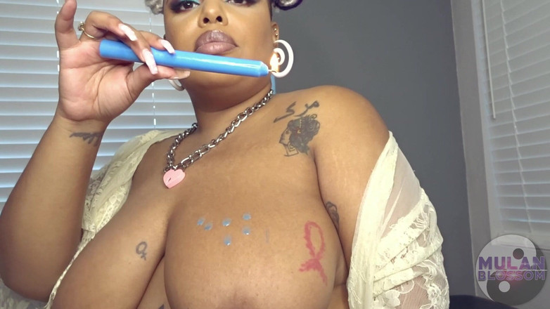 Mulan Blossom: Mulanblossom चिलचिलाती वैक्स टीज़र में स्तन और पेट को हिलाती है