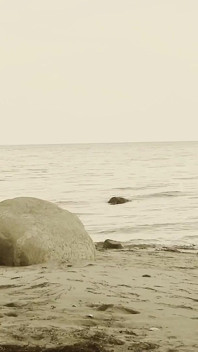 Nuda sulla spiaggia del Mar Baltico