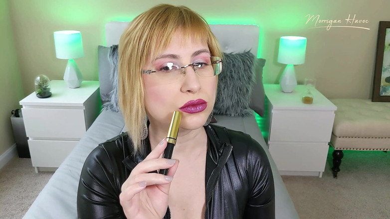 Morrigan Havoc: Memakai lipstik hitam