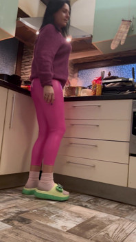 Roze leren legging & cameltoe plagen in de keuken