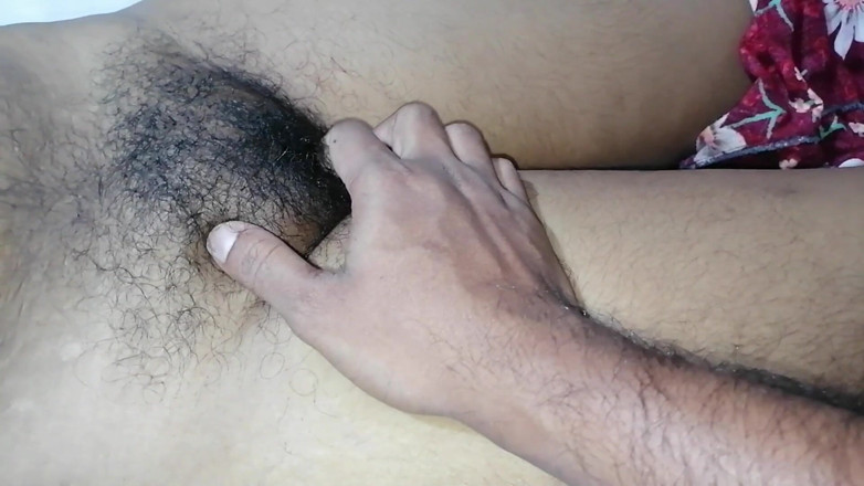 Sweety In Bed: Quente menina com peitos peludos lento corpo inteiro revela antes...