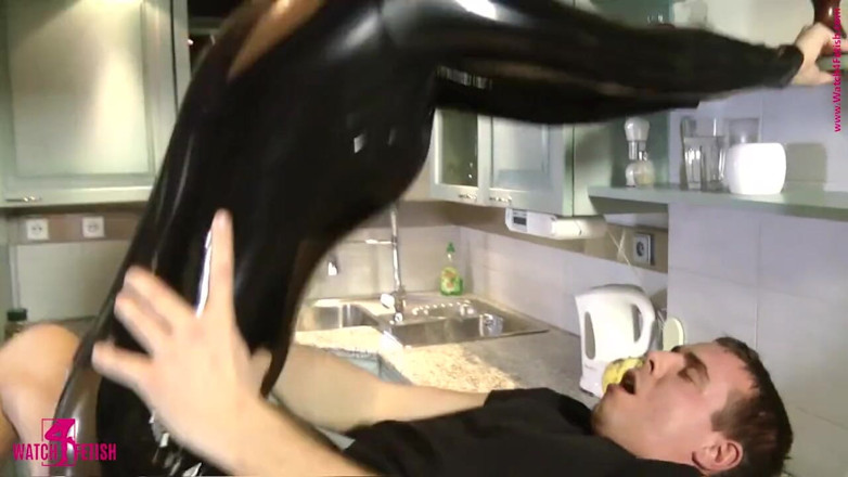 Fem Latex: Neuken in een strakke latexjurk