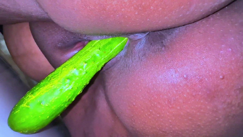 Aria Mia: Єгипетська гаряча неодружена дівчина катається на великому огірку, коли її батьків немає вдома