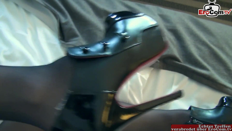EroCom: O curvă cu păr negru în ciorapi de nailon futută în toate...
