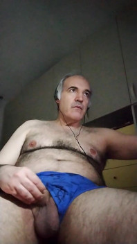 Îmi masturbez penisul de două ore, în sfârșit ejaculez