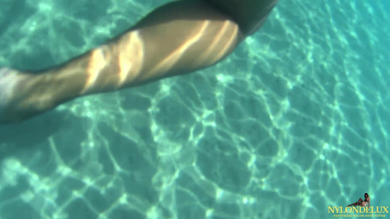 Nylondelux: Pénis et bas dans la mer