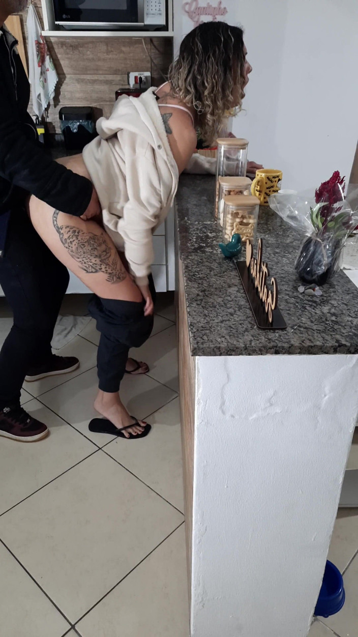 Gabi SweetCouplesStories: Üvey kız kahvaltı yaparken bile dinlenemiyor.