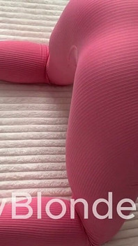 Una bionda è venuta a visitare dopo la palestra per farsi scopare nel suo culo stretto.