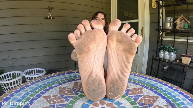 Mr Dimples: Pamer kaki kotorku