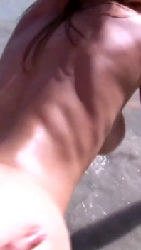 Schätzchen wird am strand geil und fickt freund