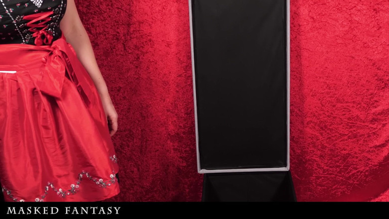 Masked-Fantasy: 穿着 dirndl 的女孩被卡在一个盒子里，被后入式狠操，射在菊花上