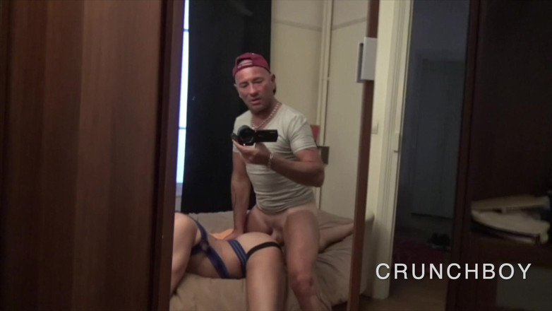 Bareback porn made in France: 그는 친구가 그녀의 엉덩이에 벼락치기를 싸는 모습을 촬영합니다.
