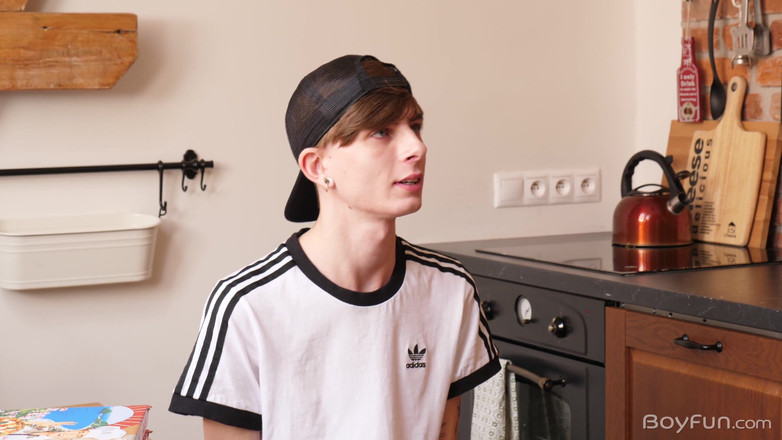 BoyFun Solo: Tipul twink Pizza livrează o pulă tare în sex în trei