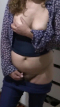 Istri dewasaku lagi asik muasin pacarnya pakai dildo ukuran raksasa