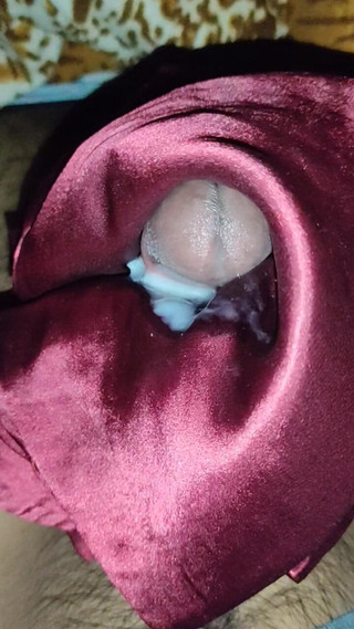 Satin And Silky: Saténové hedvábné honění porno - honění s Maroon Satin Silky Oblek...