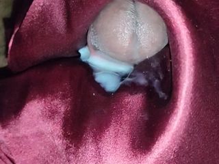 Satin And Silky: Saténové hedvábné honění porno - honění s Maroon Satin Silky Oblek...