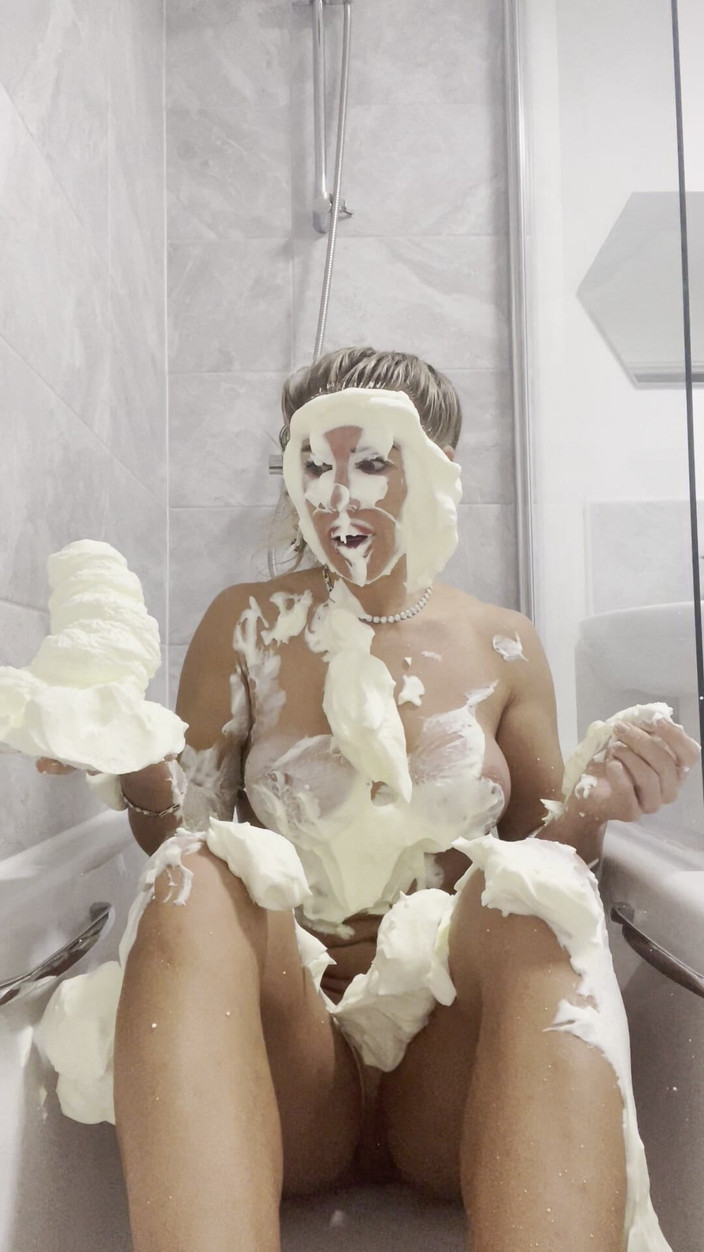 CALLIE ROKS: Torte sul viso nudo nel bagno