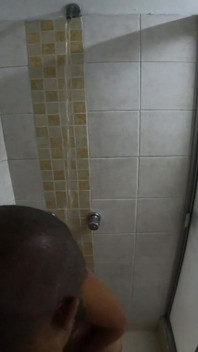 吃晚饭回家，我们使用裸露的肥皂手洗澡，睡前似乎肮脏的婊子抚摸我的鸡巴 - jhodez1