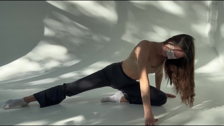 Skinny_lady69: Göttin in engen leggings und Maske gedehnt