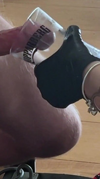 Close-up dominação feminina bordas pau para orgasmo arruinado em um copo