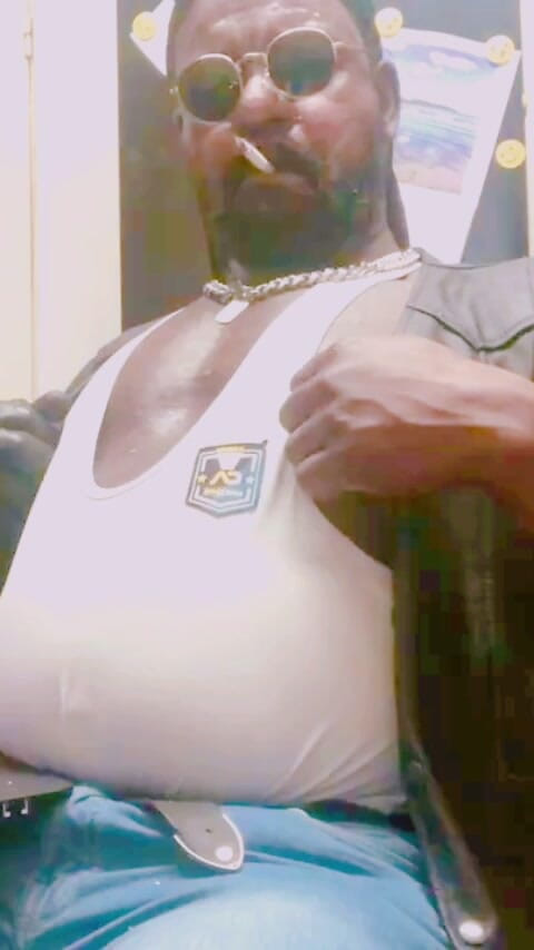 Black smoking muscle stepdad: Мускулистый в кожаных джинсовых сапогах курит соло