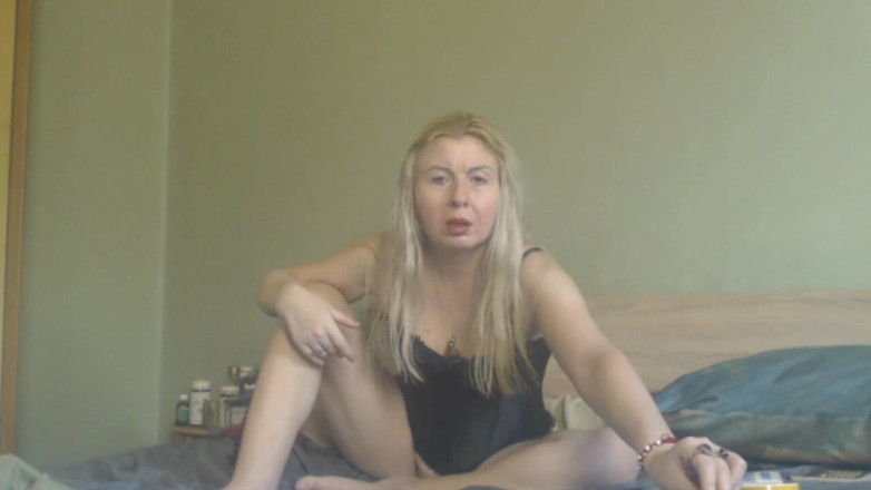 sunshinegoddes: Une belle-mère à gros cul juteux masturbe sa chatte rasée crémeuse...