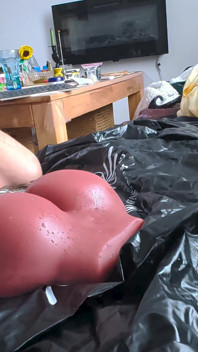 Divertimento bagnato con un giocattolo da scopare