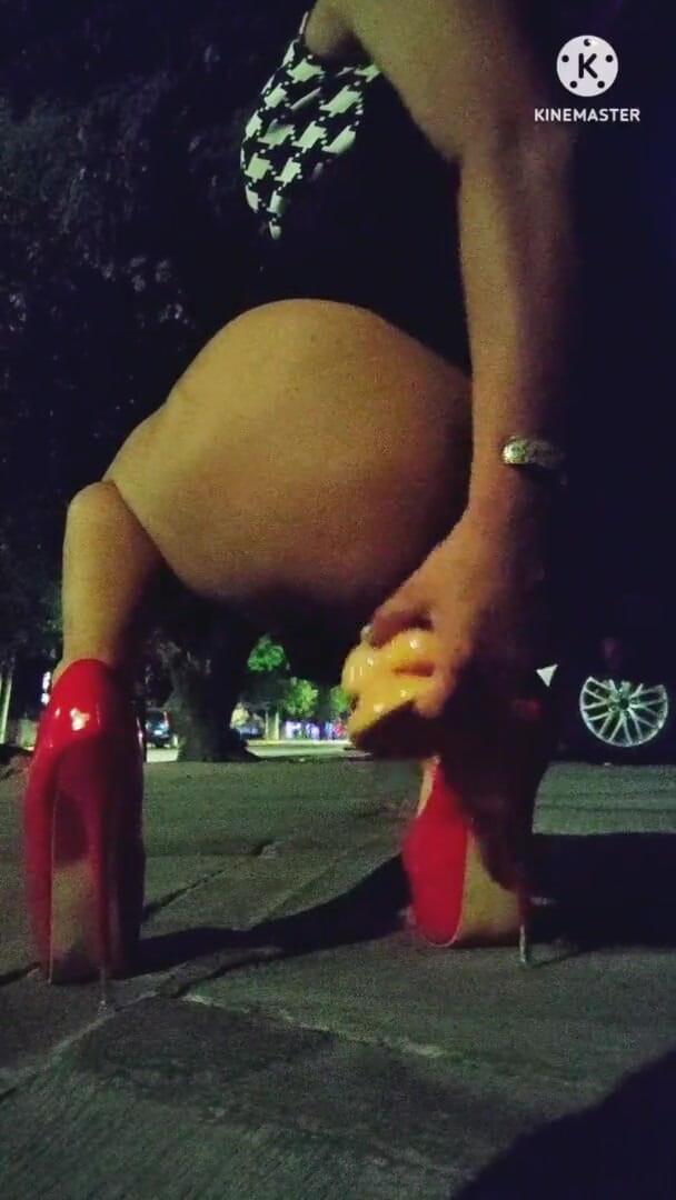 Traviezisha: Maricas puta masturbando sua bunda com vibrador ao ar livre...