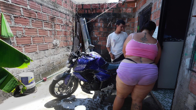 Lexly_16: 我的邻居洗我的摩托车，然后操我