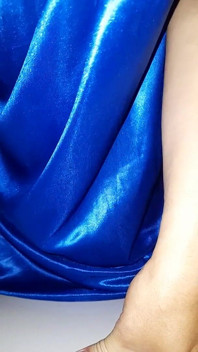 Masturbazione con sborrata indossando lingerie di seta di seta blu