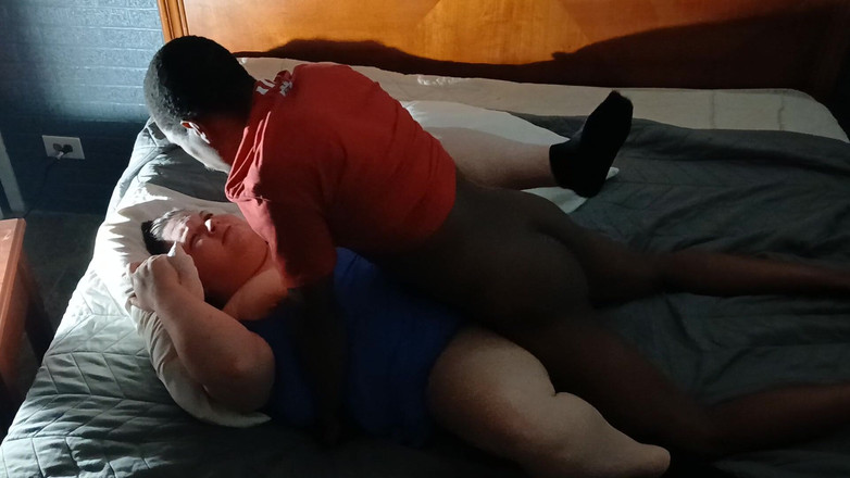 Big uhaul: 大屁股白人美女吮吸大鸡巴并骑乘一个多么讨厌的荡妇让精液射出来