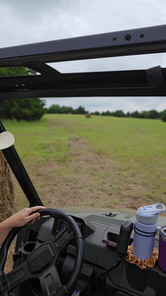 NaughtyRedFarmgirl: Topless rondrijden in mijn boerderij!